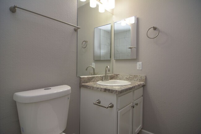 Building Photo - Remodeled 3 Bedroom 2.5 Bath House! West T...