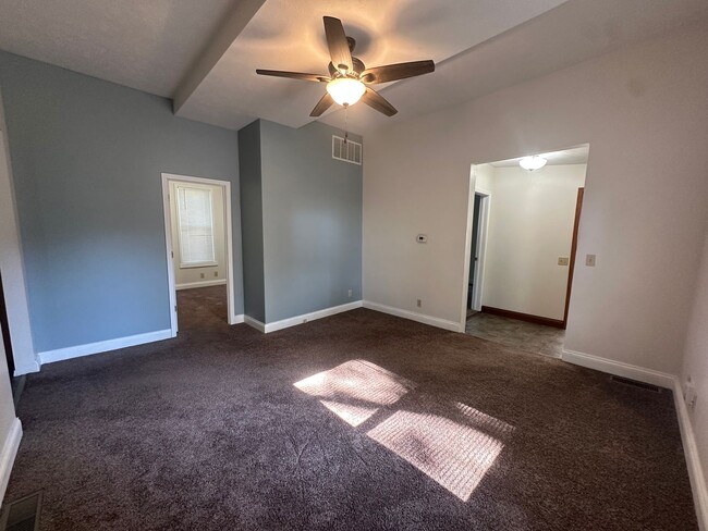 Building Photo - 3-Bedroom Home near Downtown Bloomington!