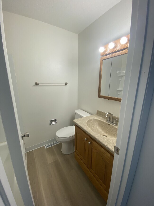 Building Photo - 632 Meadow Pl