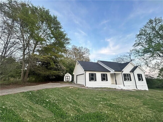 Building Photo - 3590 Chamblee Gap Rd