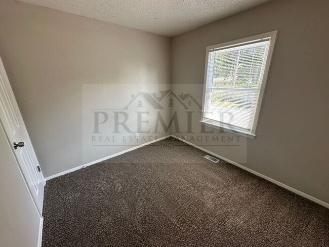 Building Photo - 613 N Sunset Dr