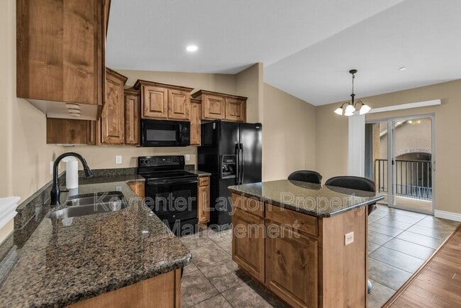 Building Photo - 905 S Main St