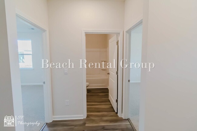 Building Photo - Modern Features, Classic Comfort!