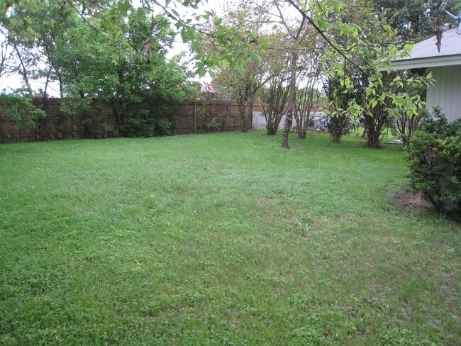 Building Photo - 1127 Lake Dr
