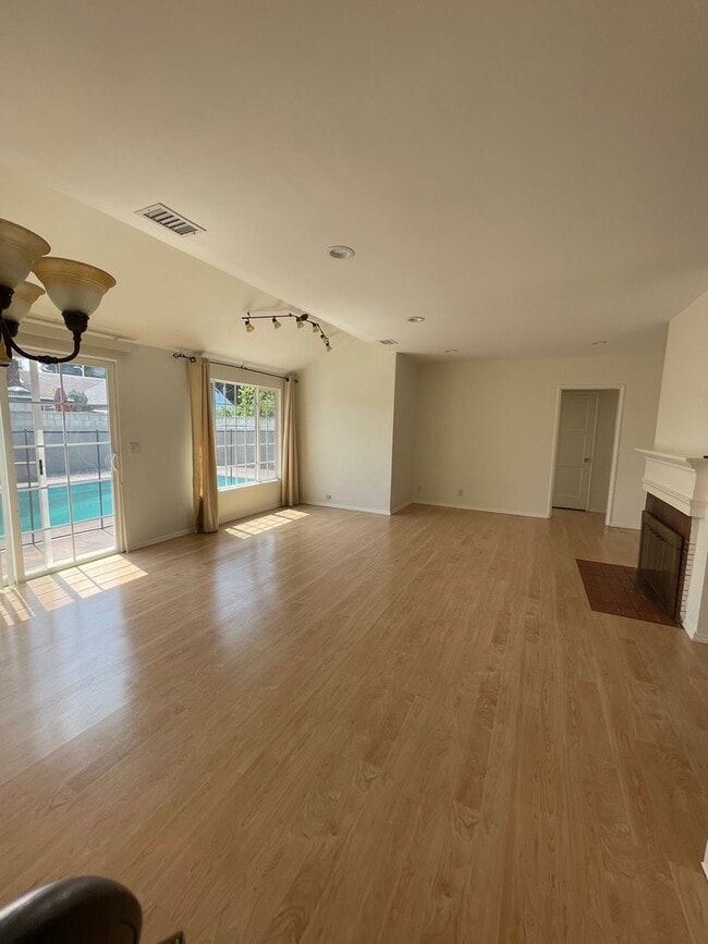 Building Photo - Charming 3 bedroom pool home