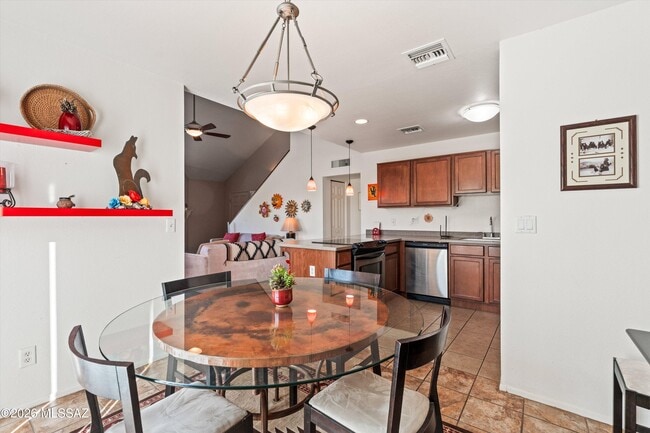 Building Photo - 5051 N Sabino Canyon Rd