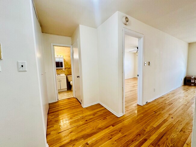 Building Photo - 34 E 32nd St