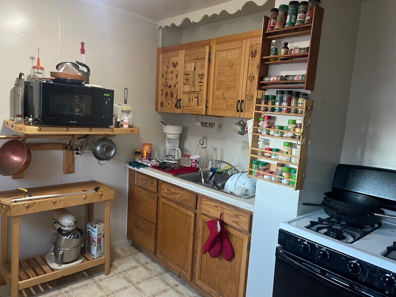 Building Photo - 526 1/2 E 7th St