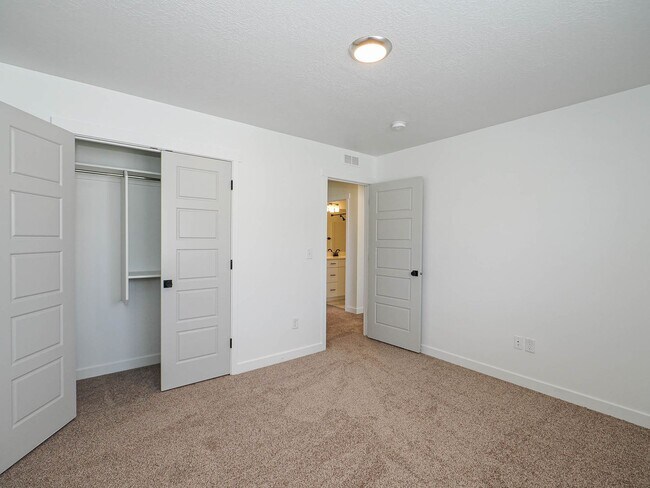 Building Photo - 4 Bedroom, 2.5 bathroom Eagle Mountain Home