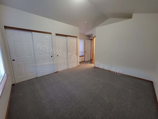 Building Photo - 3 Bed NE Pdx Home w/Gas Fireplace, Garage,...