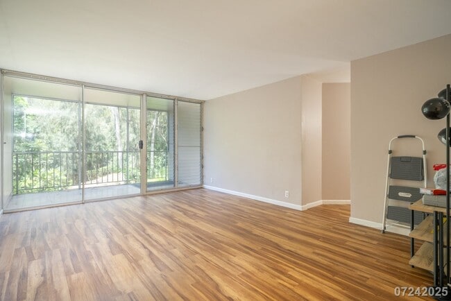 Building Photo - 2 Bed 1 Bath in Waikalani Woodlands