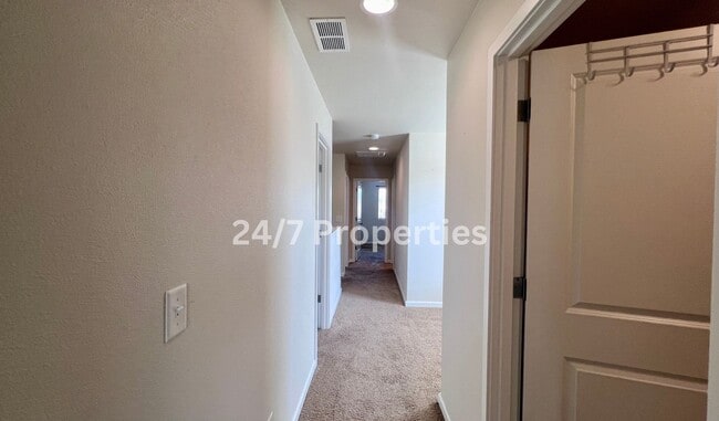 Building Photo - *1/2 OFF FIRST MONTH'S RENT* Magnificent 4BD I 2.5BA Molalla Home