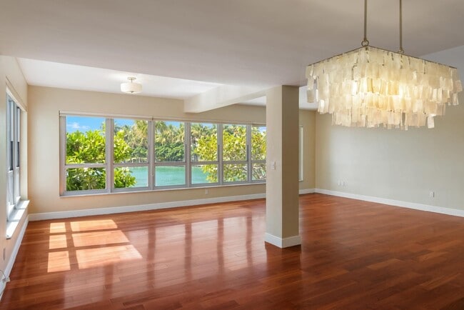 Building Photo - 9102 W Bay Harbor Dr