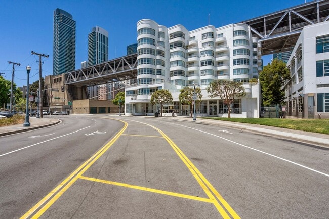 Building Photo - Light Filled 2 Bed, 2 Bath South Beach Por...