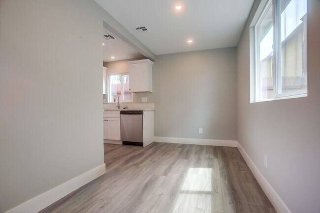 Building Photo - 3266