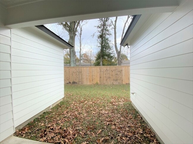 Building Photo - 2 Bedroom Off Jefferson Near Highland