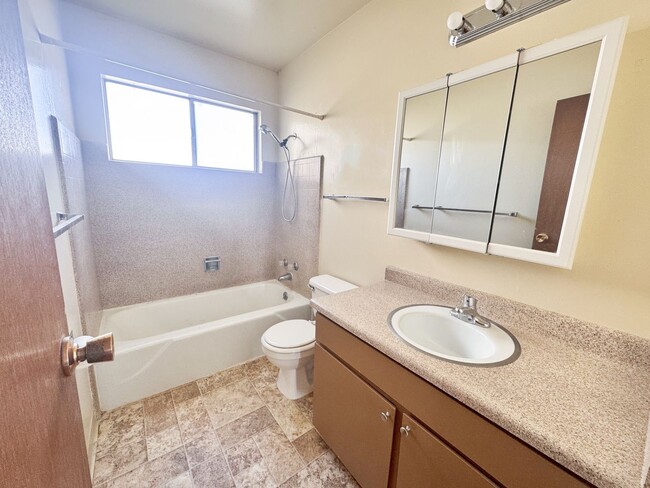 Building Photo - For Lease Near UNR - 2 Bed, 1.5 Bath with ...