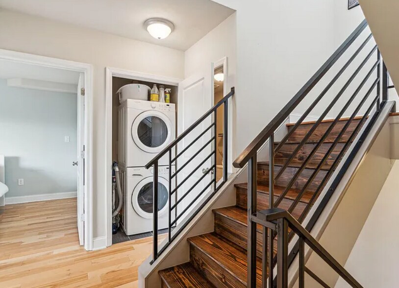 Building Photo - 327 E Allen St