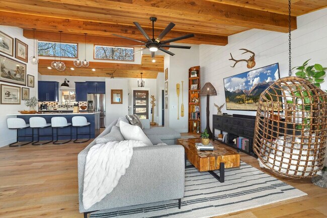 Building Photo - 22941 War Eagle Blacktop Rd