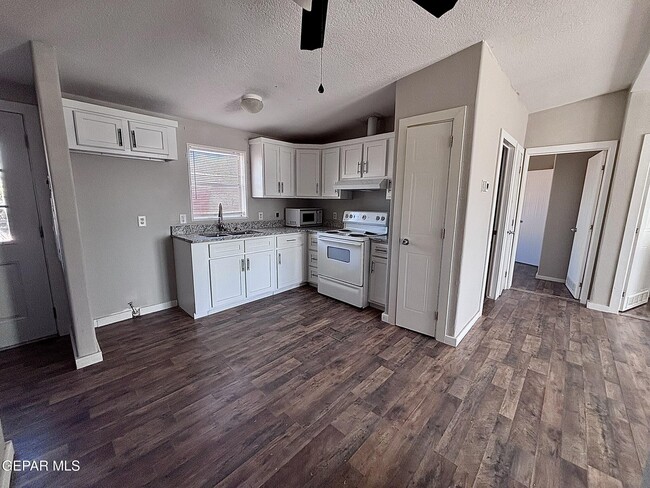 Building Photo - 421 Tulum Dr