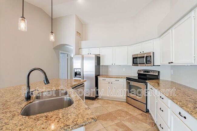 Building Photo - 4704 E Villa Maria Dr