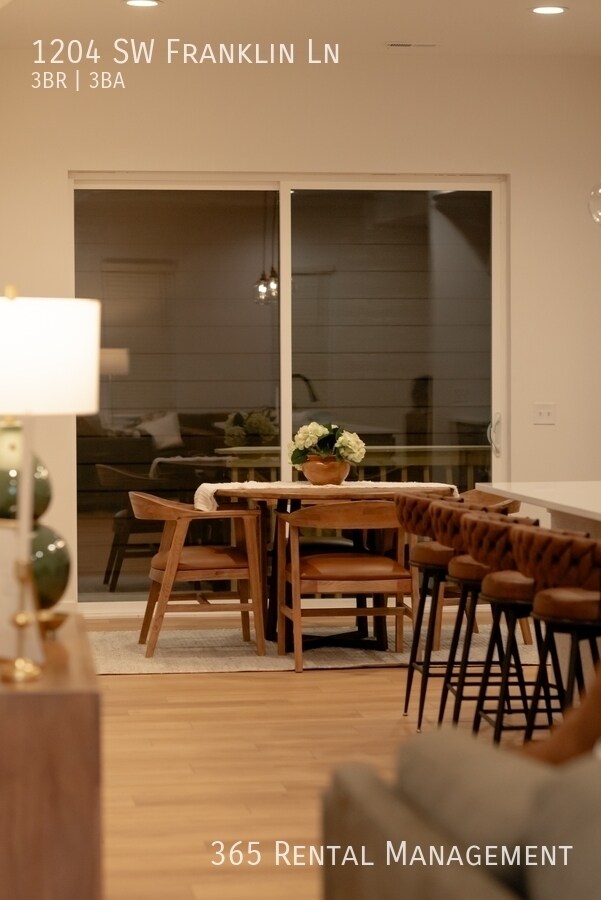 Building Photo - 1204 SW Franklin Dr