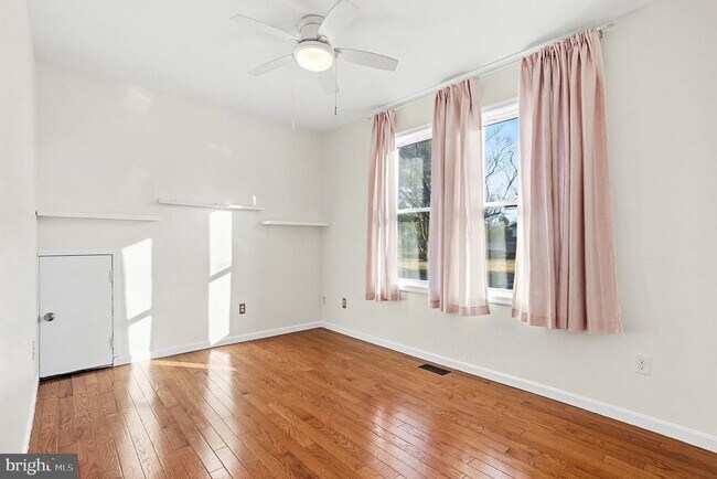 Building Photo - 906 Shelburne Rd