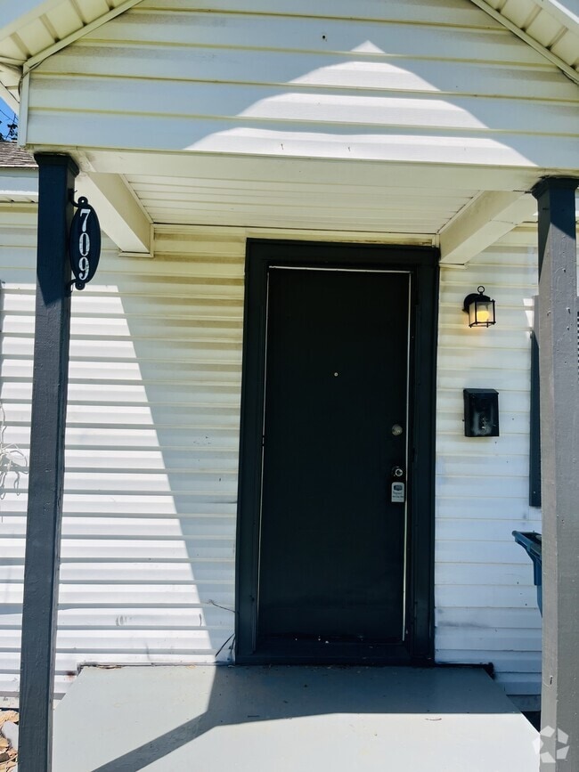 Building Photo - 709 North Blvd