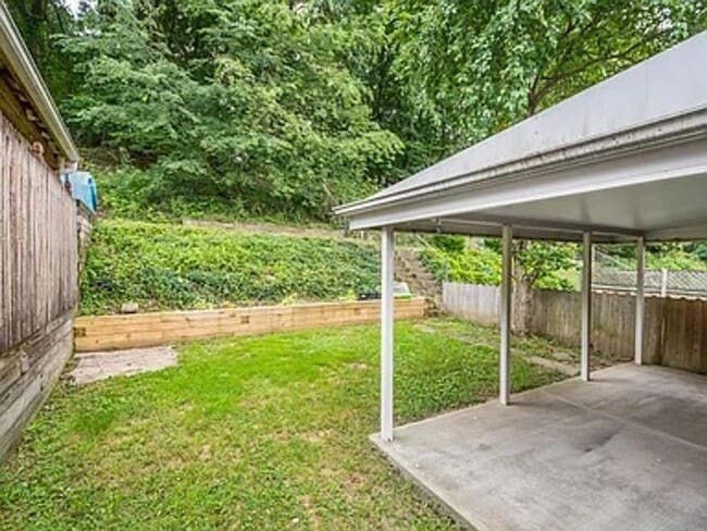 Building Photo - AVAILABLE 6/1! CONVENIENTLY LOCATED 2 BEDR...
