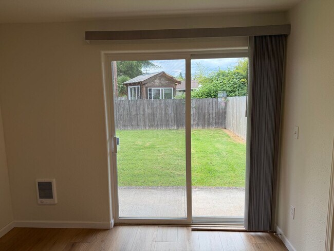 Building Photo - Updated 3 bedroom 1 bath duplex in Junction City!