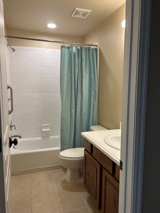 Upstairs Bath - 114 W 3240 N