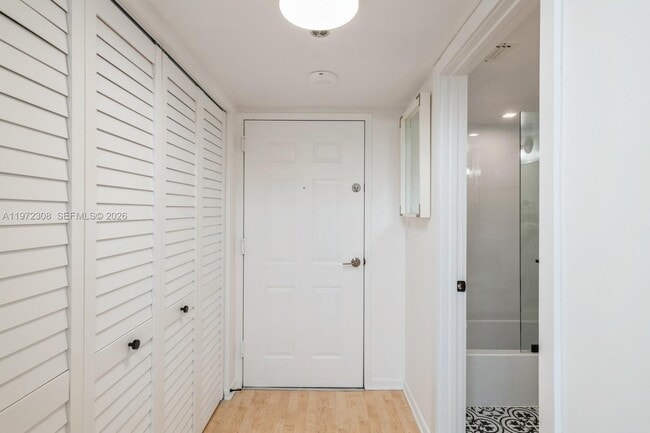 Building Photo - 540 Brickell Key Dr