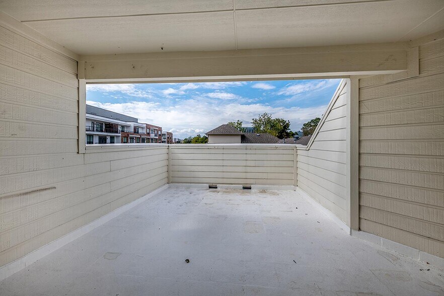 Building Photo - Gorgeous M Streets townhome with great rooftop deck