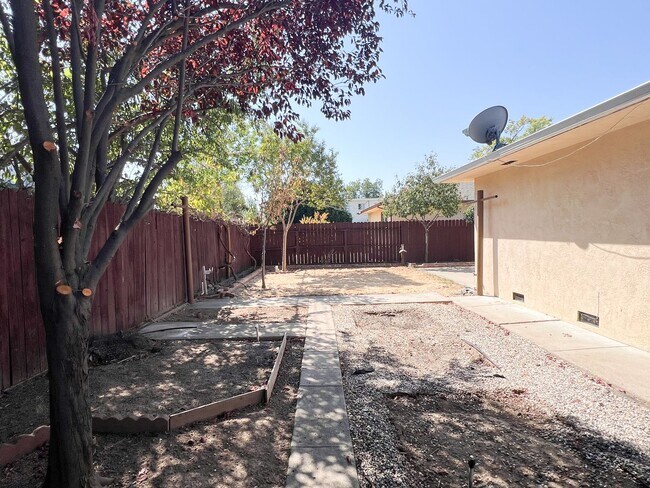 Building Photo - Tahoe Park Gem in Great Location!