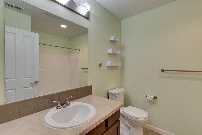 Building Photo - Luxury Mountlake Terrace Townhome with Garage