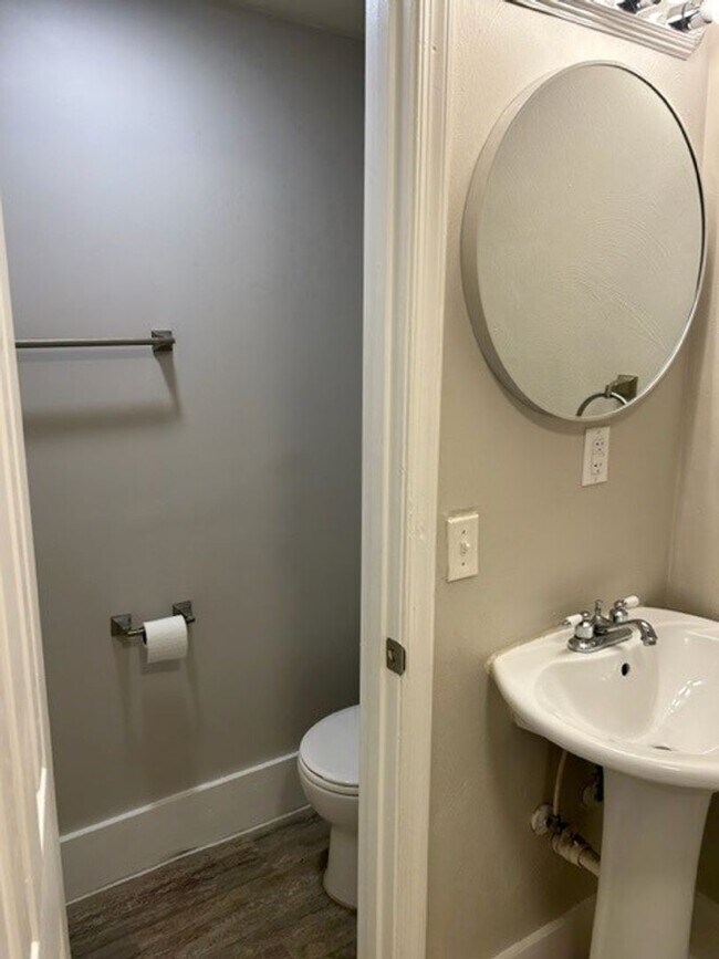 Building Photo - 4 bedroom, 3 bath 1,668 sf single family home located in Norfolk near ODU and Sentara Norfolk Gen...