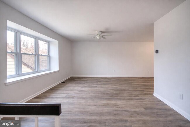 Building Photo - 49 Brambling Ln