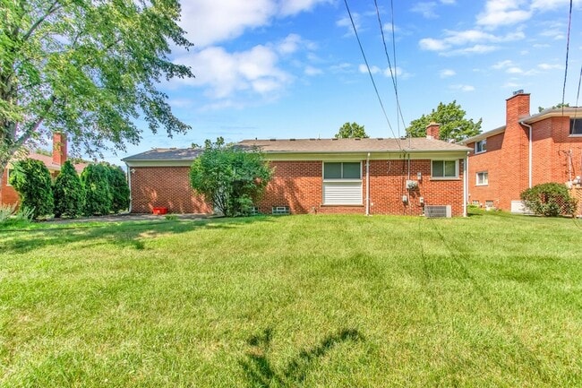 Building Photo - 16345 Pollyanna St