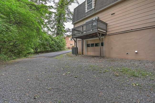 Building Photo - 252 Wildwood Dr