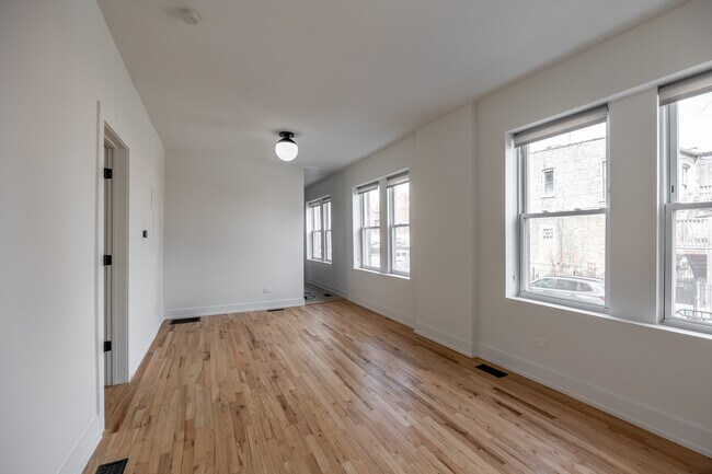 Building Photo - 3051 W Medill Ave