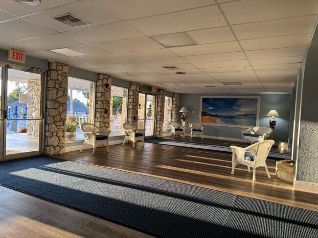 Building Photo - "Charming 2-Bed Furnished Annual Retreat in Venice, FL – Your Cozy Home Awaits!"
