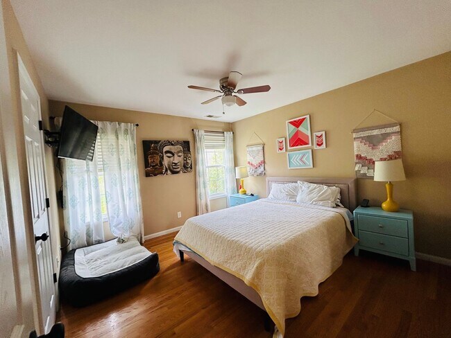 Building Photo - Incredible 4 bedroom/5 bath Tri-level home in Willoughby Park in NW Greensboro with finished base...