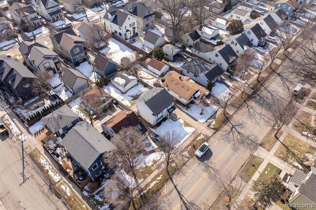 Building Photo - 1560 E Lincoln St