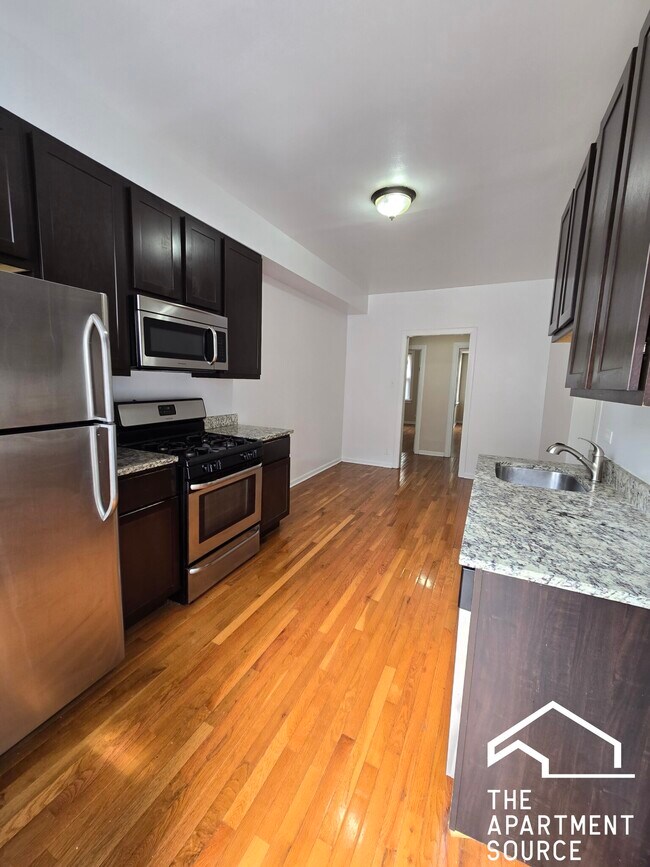 Building Photo - 3753 W Sunnyside Ave