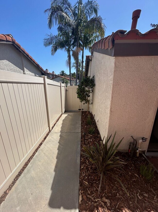 Building Photo - ***Charming 2 bed / 2 bath Townhome in Coastal Carlsbad - Available NOW***