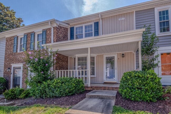 Building Photo - 907 Shelby Dr