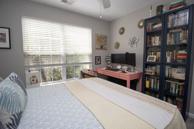 Building Photo - Spacious 3BR in Myers Creek – Fenced Yard, Workshop w/ Electricity & Bright Open Living!