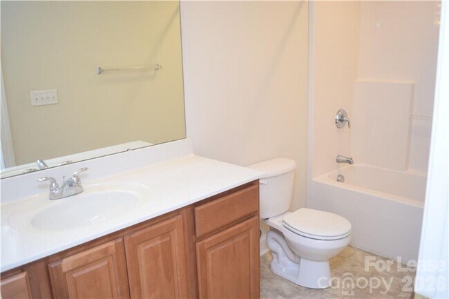 Building Photo - Stylish Braxton Gate Townhome with Garage & Main-Level Primary Suite