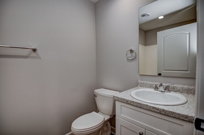 Building Photo - Like New 3 Bedroom Town Home