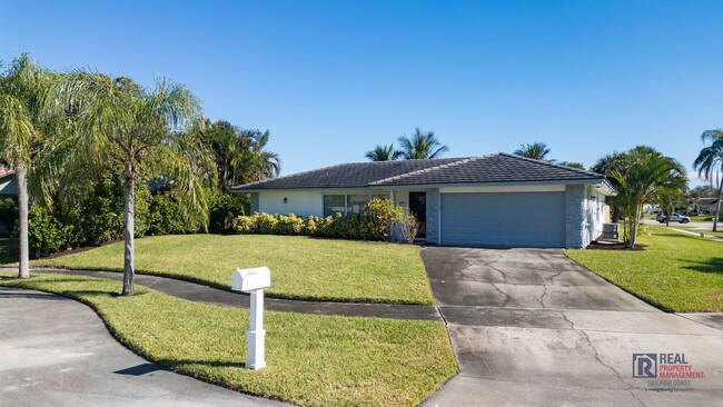 Building Photo - Beautifully renovated Tequesta POOL home 3...